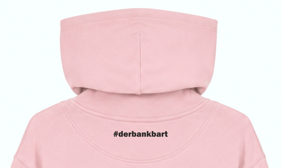 Rosa Hoodie mit schwarzem #derbankbart-Schriftzug im Nacken unterhalb der Kapuze